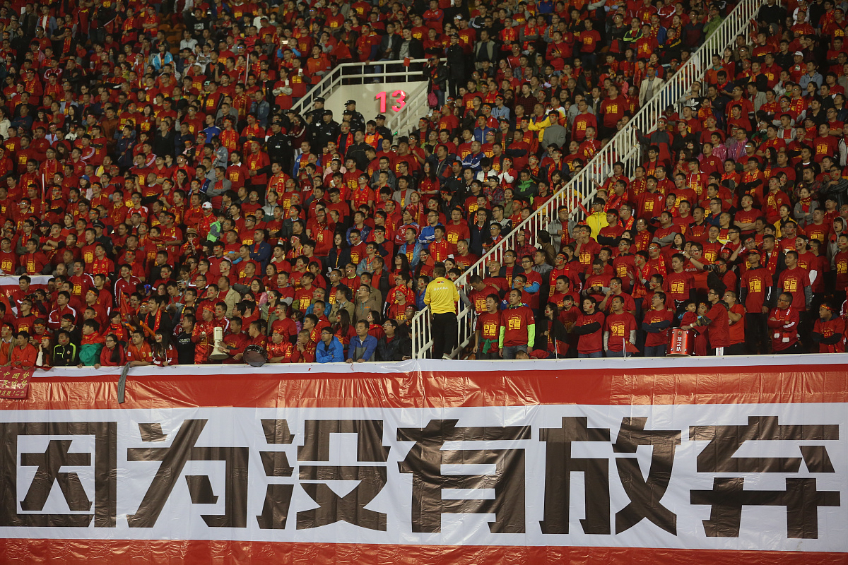对决进行时，现场加油声助威不断，全情投入的简单介绍