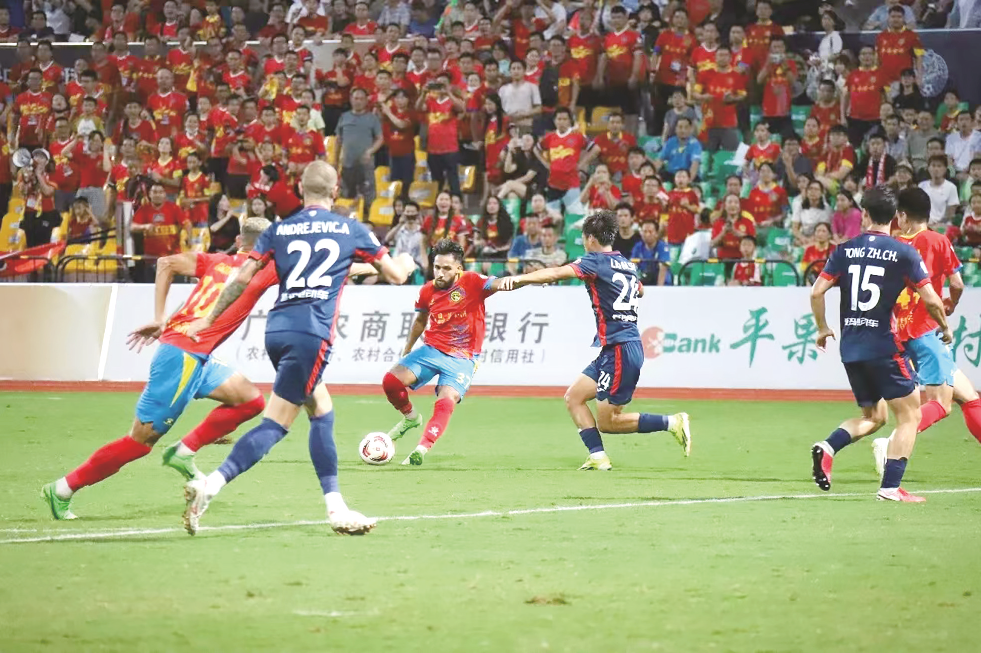 关于比赛现场气氛热烈，球员们斗志昂扬的信息