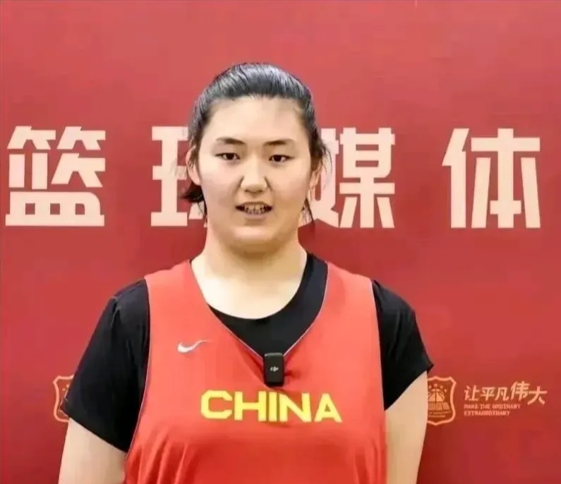 国家队大赛首秀！张子宇13分末节双塔让人期待(张子宇的父亲张磊照片)