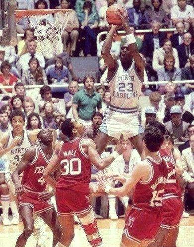 谁是篮球史上最伟大的球员？拳王泰森：迈克尔-乔丹(nba球员打得过泰森吗)