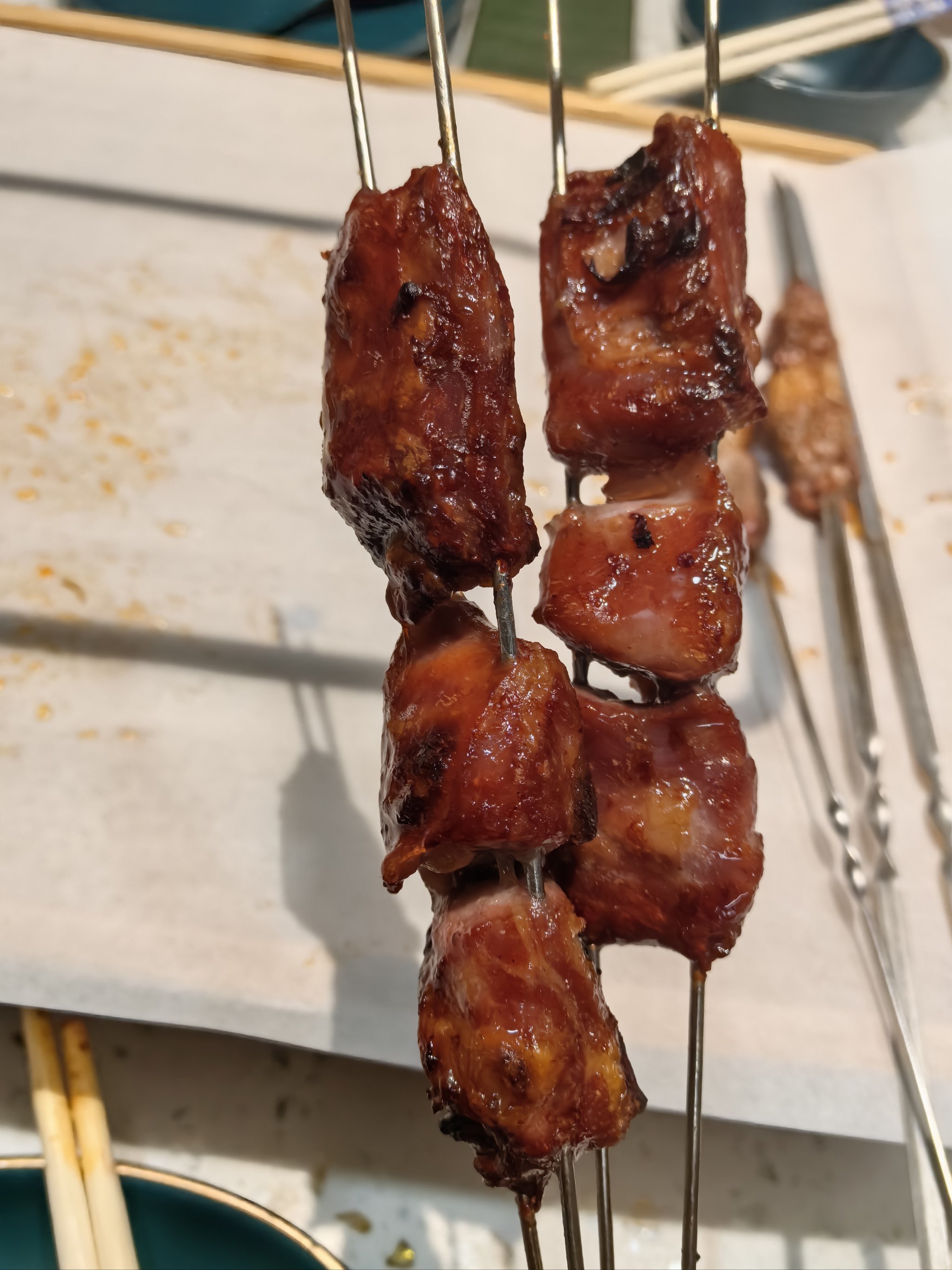 开云体育网站-曾令旭分享美食：丹东第一吃！永昌烤皮(曾令旭什么水平)