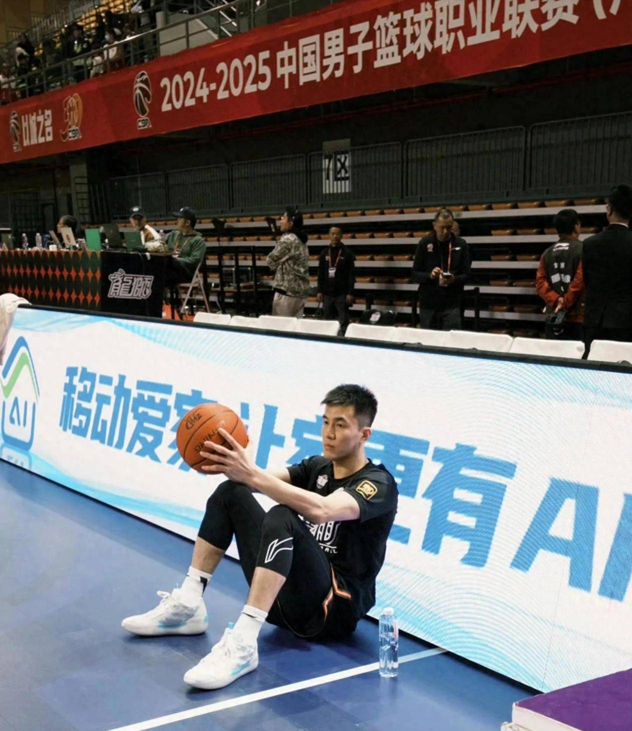 郭艾伦21赛季总决赛个人集锦，场均得到25分4板7助(cba本赛季郭艾伦场均数据)