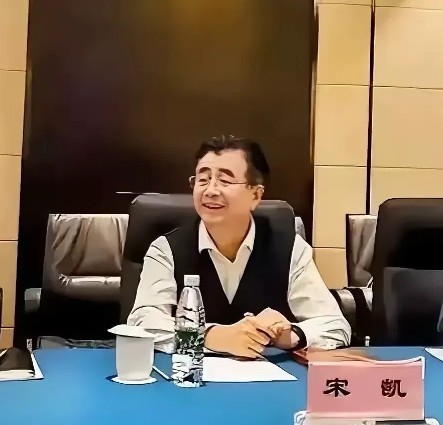 讽刺！国足再次出局仅一个月，比亚迪火速进京给宋凯送上7500万