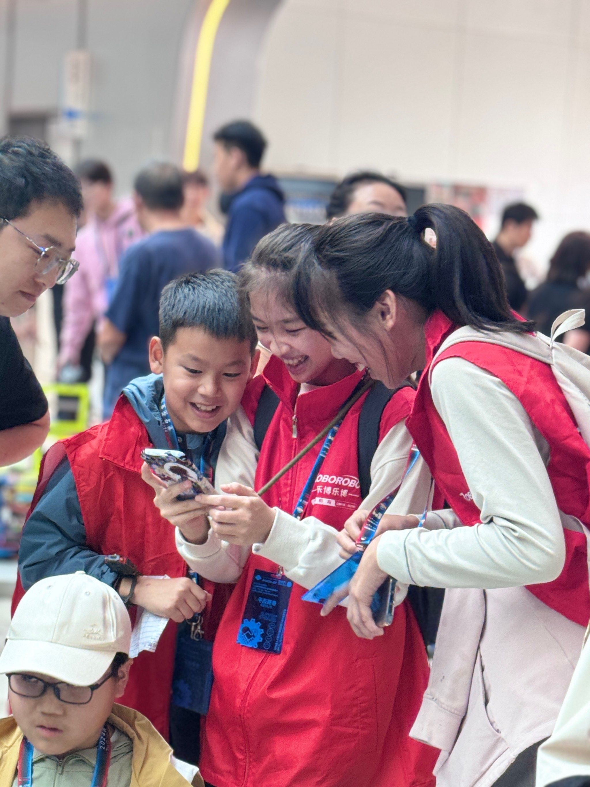 开云体育电脑版-包含球场上不缺乏精彩瞬间，球员们全神贯注拼搏的词条
