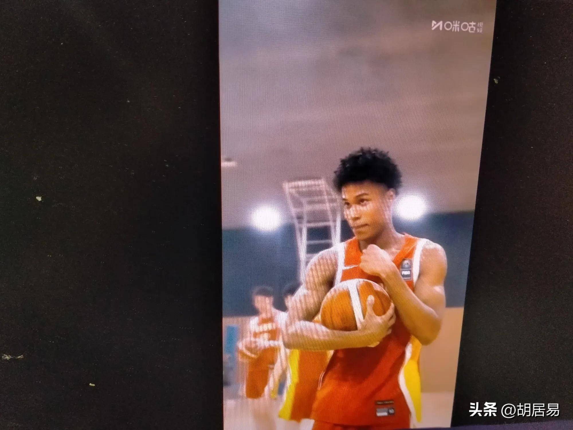 球队风风火火，胜负难料惊险无比(足球赛场上只见前锋队员健步如飞优如什么)